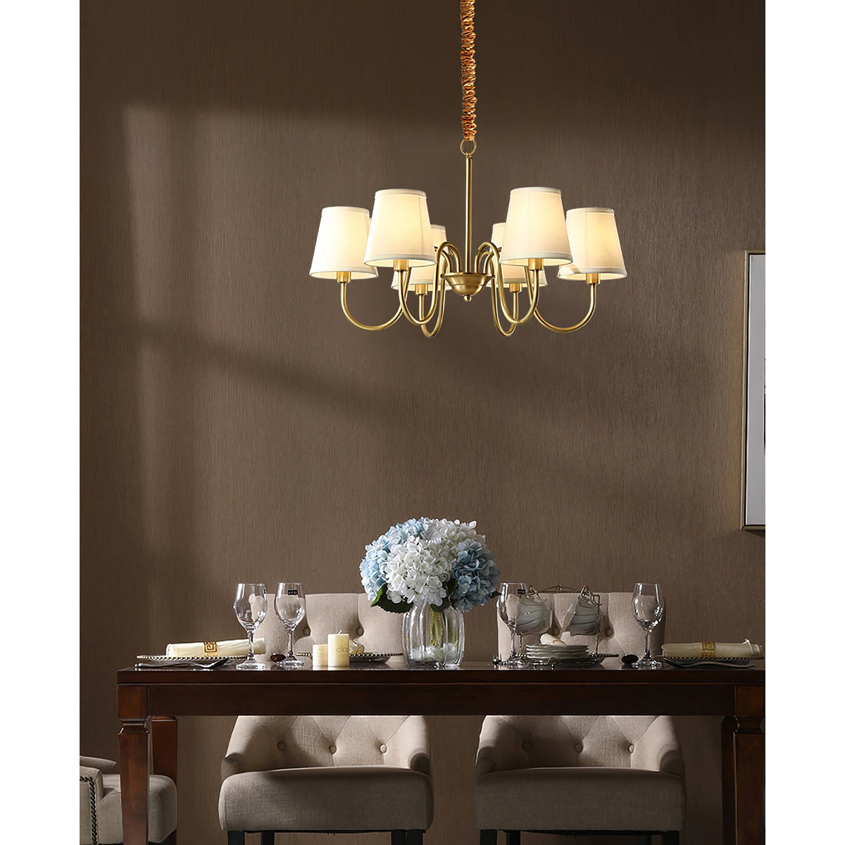 Klassischer Stoff-Kronleuchter mit Messingrahmen, mehreren Leuchtstellen und elegantem weißen Design für das Wohnzimmer | Sansoti