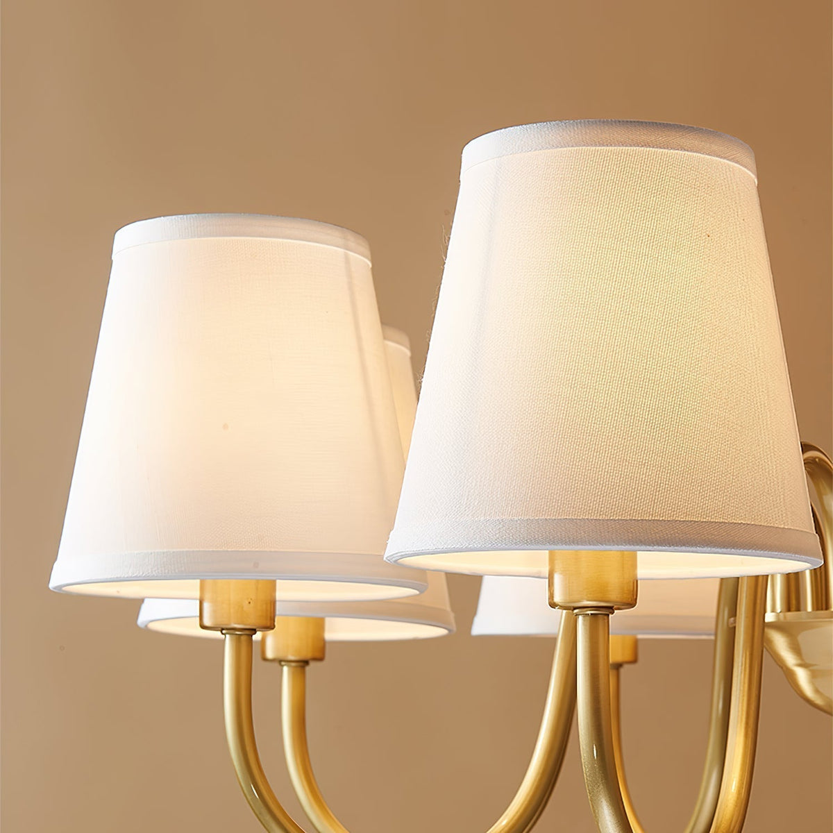 Klassischer Stoff-Kronleuchter mit Messingrahmen, mehreren Leuchtstellen und elegantem weißen Design für das Wohnzimmer | Sansoti