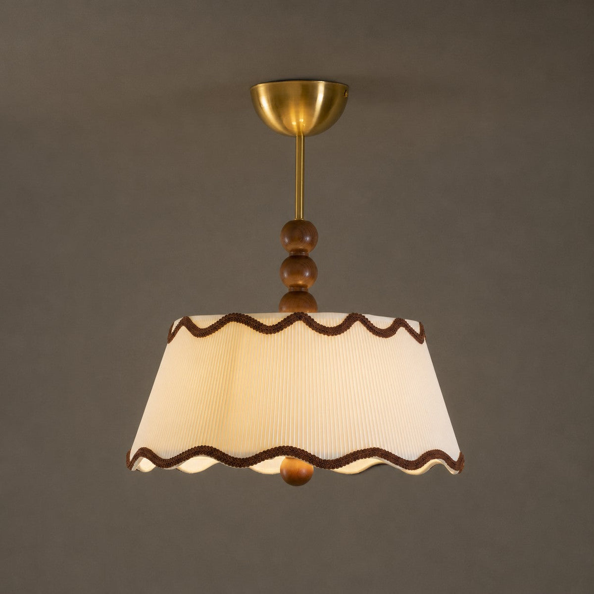 Deckenlampe mit gefaltetem Schirm und Holzperlen – Vintage-Cottage-Stil für warmes, stimmungsvolles Licht | Sansoti