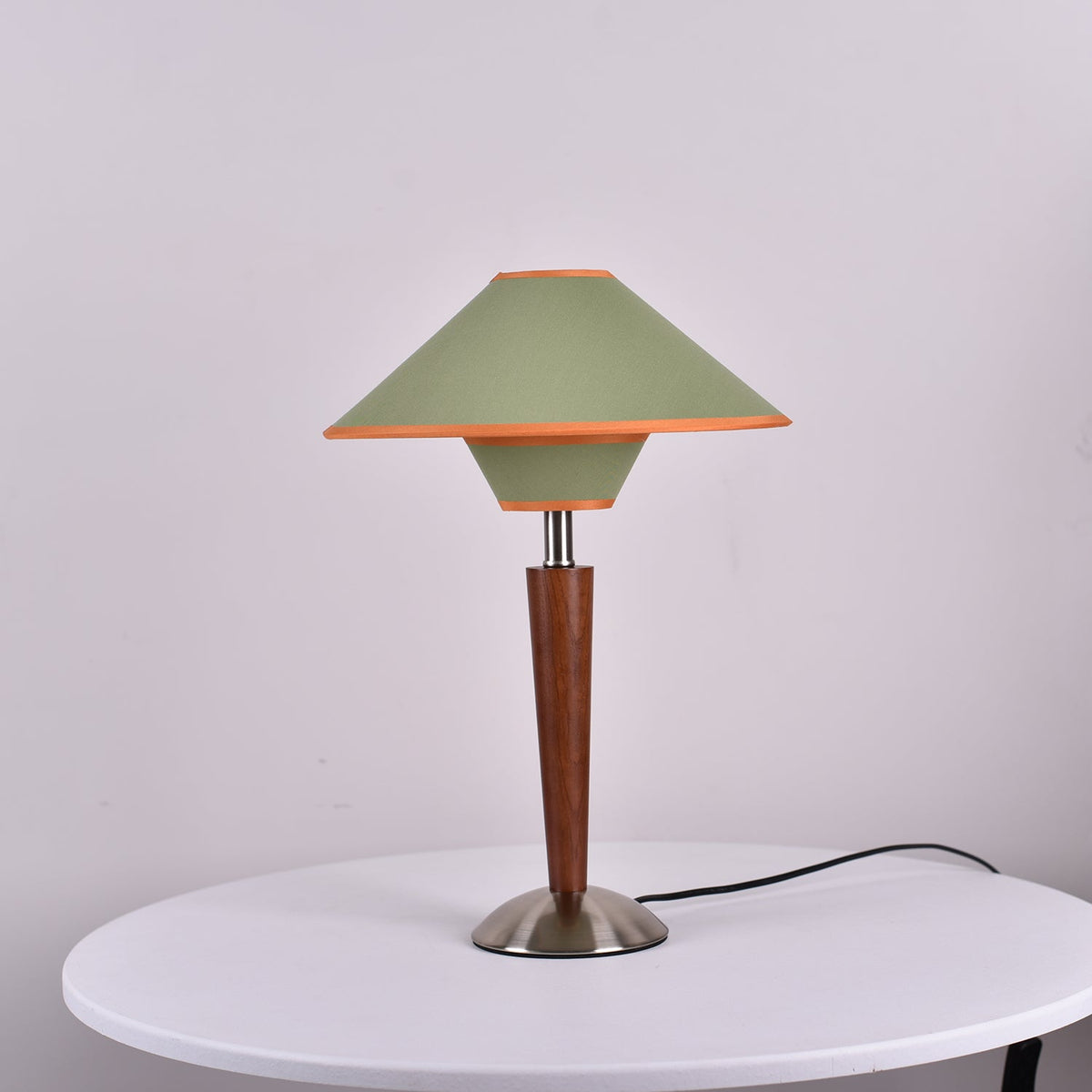 Holz-Tischleuchte mit Stoffschirm – Walnuss oder Nickel – warmes, modernes Design – E26/E27 – Plug-in mit Schalter | Sansoti