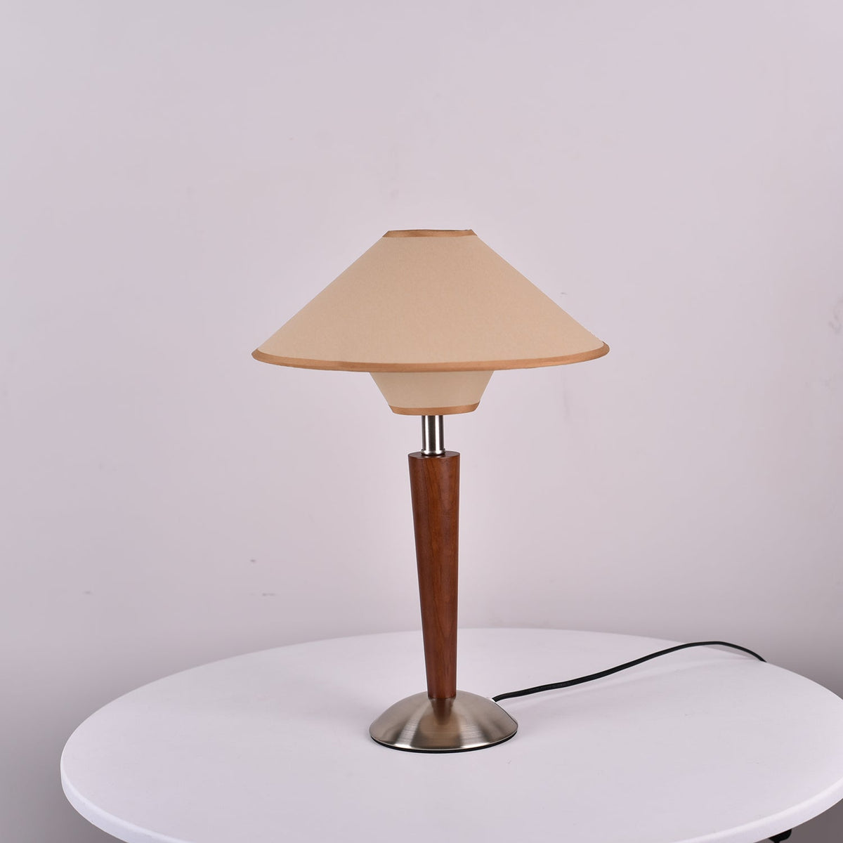 Holz-Tischleuchte mit Stoffschirm – Walnuss oder Nickel – warmes, modernes Design – E26/E27 – Plug-in mit Schalter | Sansoti