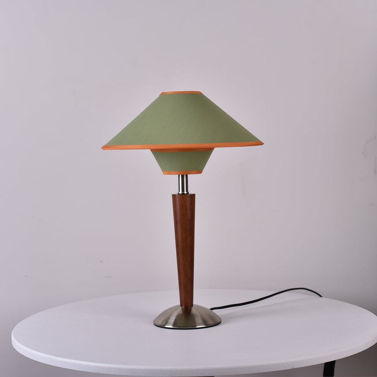 Holz-Tischleuchte mit Stoffschirm – Walnuss oder Nickel – warmes, modernes Design – E26/E27 – Plug-in mit Schalter | Sansoti