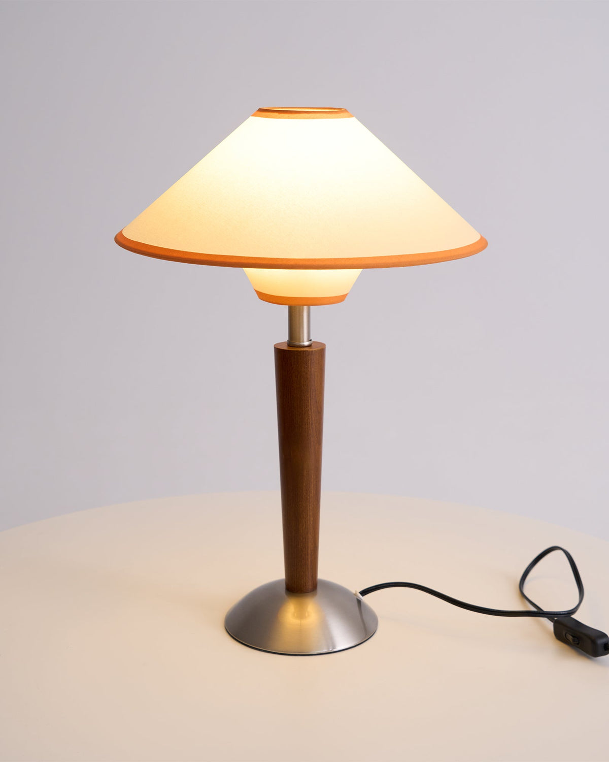 Holz-Tischleuchte mit Stoffschirm – Walnuss oder Nickel – warmes, modernes Design – E26/E27 – Plug-in mit Schalter | Sansoti