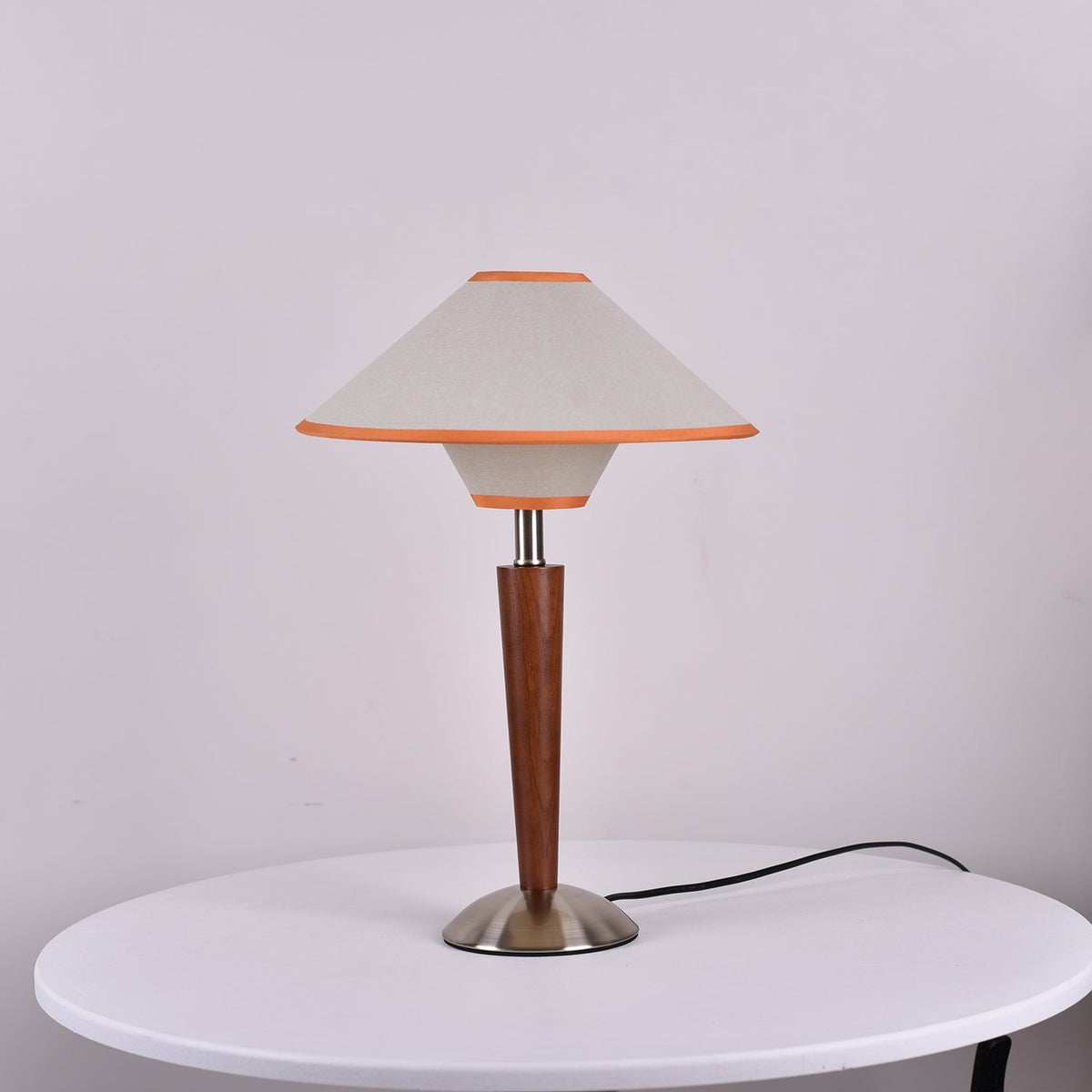 Holz-Tischleuchte mit Stoffschirm – Walnuss oder Nickel – warmes, modernes Design – E26/E27 – Plug-in mit Schalter | Sansoti
