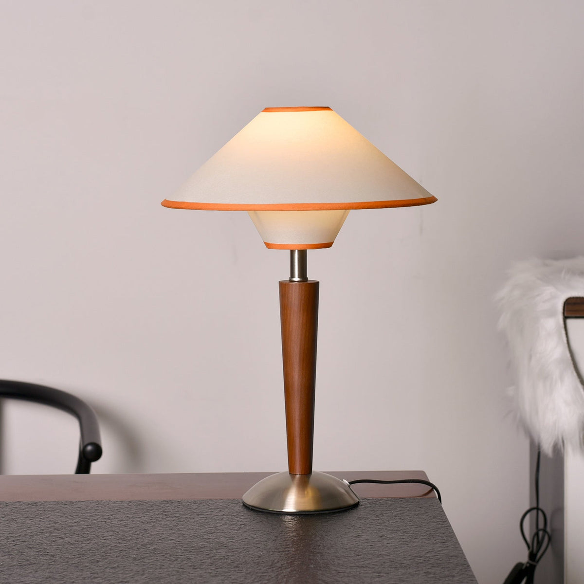 Holz-Tischleuchte mit Stoffschirm – Walnuss oder Nickel – warmes, modernes Design – E26/E27 – Plug-in mit Schalter | Sansoti