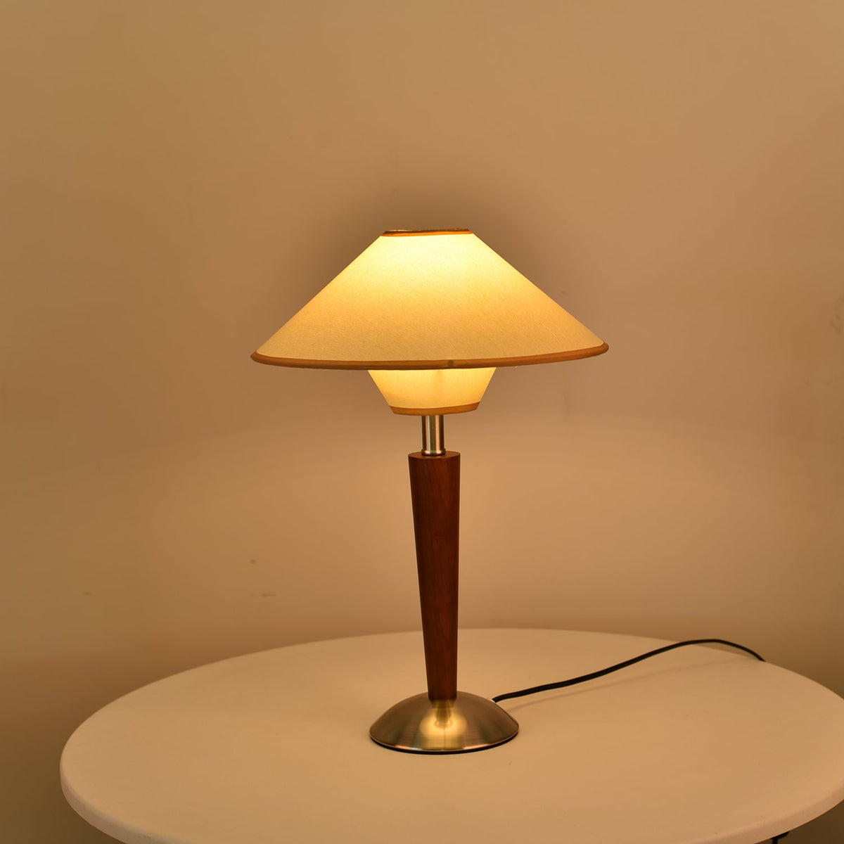 Holz-Tischleuchte mit Stoffschirm – Walnuss oder Nickel – warmes, modernes Design – E26/E27 – Plug-in mit Schalter | Sansoti