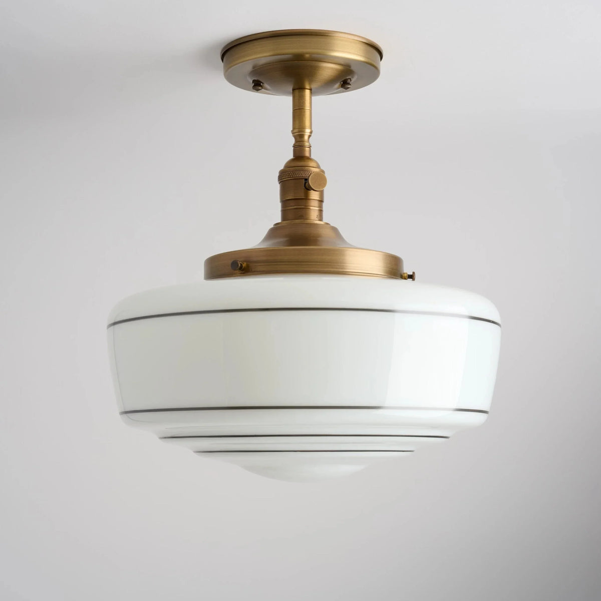 Runde Deckenlampe mit gestreiftem Glasschirm und Messingfassung – Skandinavische Aufbaumontage | Sansoti