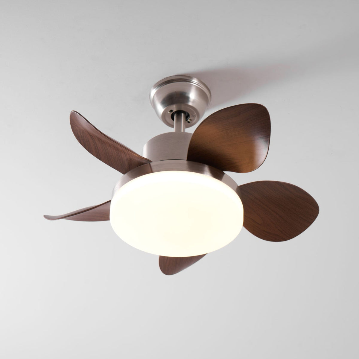 Deckenventilator Alenya mit Holzlook und integrierter Beleuchtung Ø55 cm 48W grau-braune Blätter für alle Jahreszeiten | Sansoti