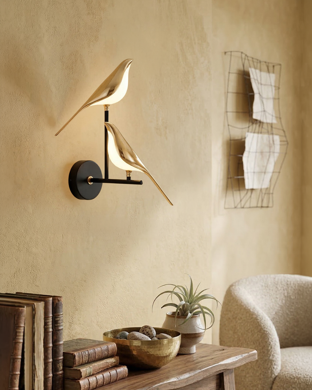 Applique murale Vogel – éclairage sculptural moderne aux formes naturelles – verre dépoli lumière diffuse – finition dorée | Sansoti