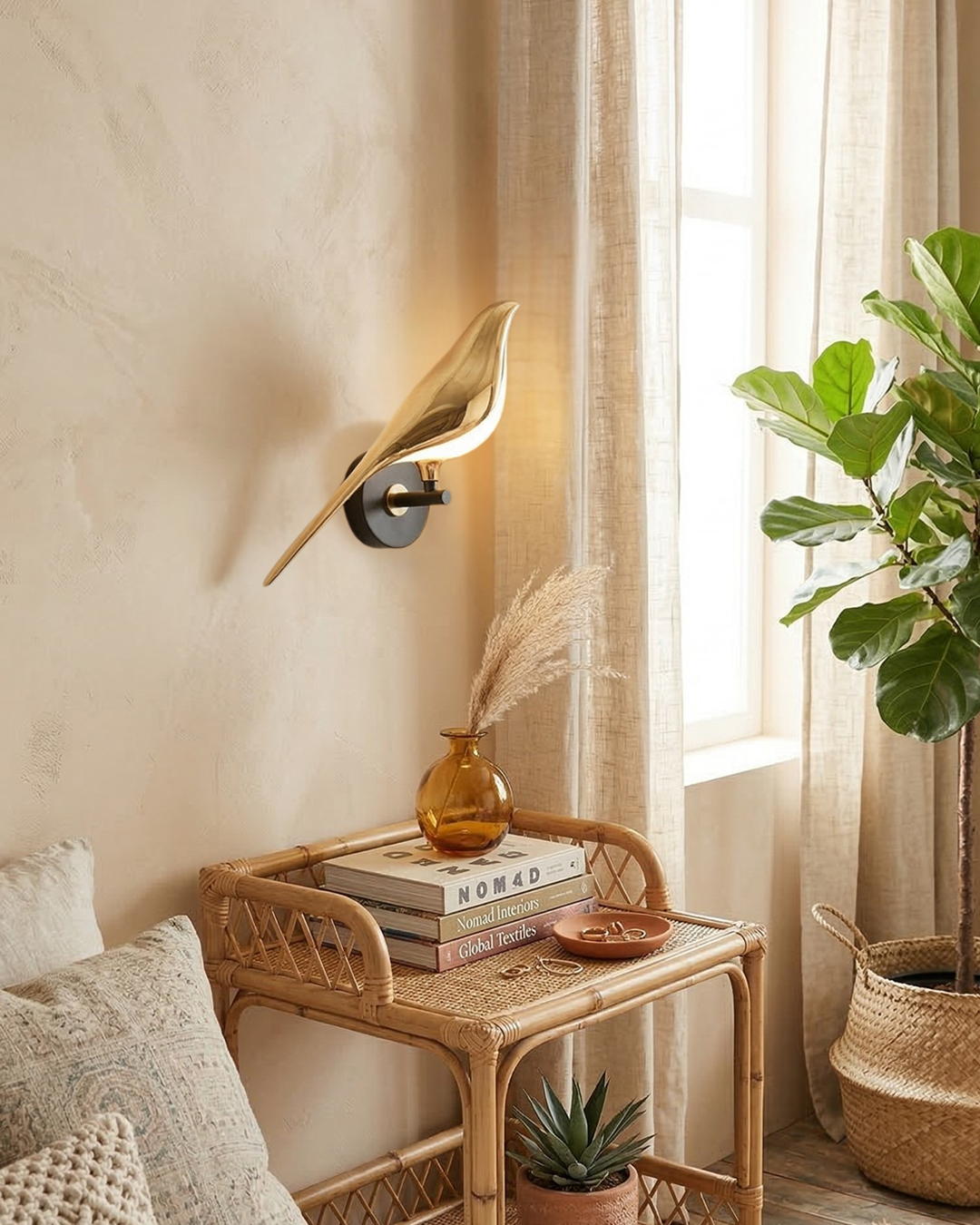 Applique murale Vogel – éclairage sculptural moderne aux formes naturelles – verre dépoli lumière diffuse – finition dorée | Sansoti