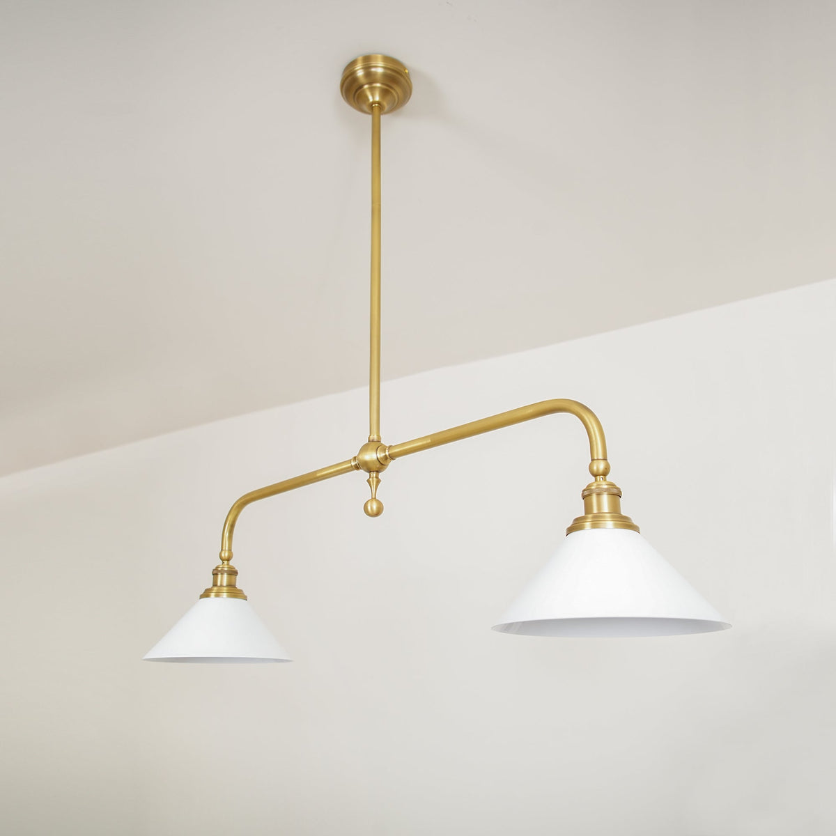 Lámpara colgante de diseño de lujo con pantallas de vidrio blanco para mesa de comedor e isla de cocina, acabado de latón | Sansoti