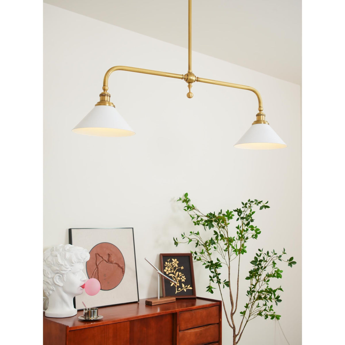 Lámpara colgante de diseño de lujo con pantallas de vidrio blanco para mesa de comedor e isla de cocina, acabado de latón | Sansoti