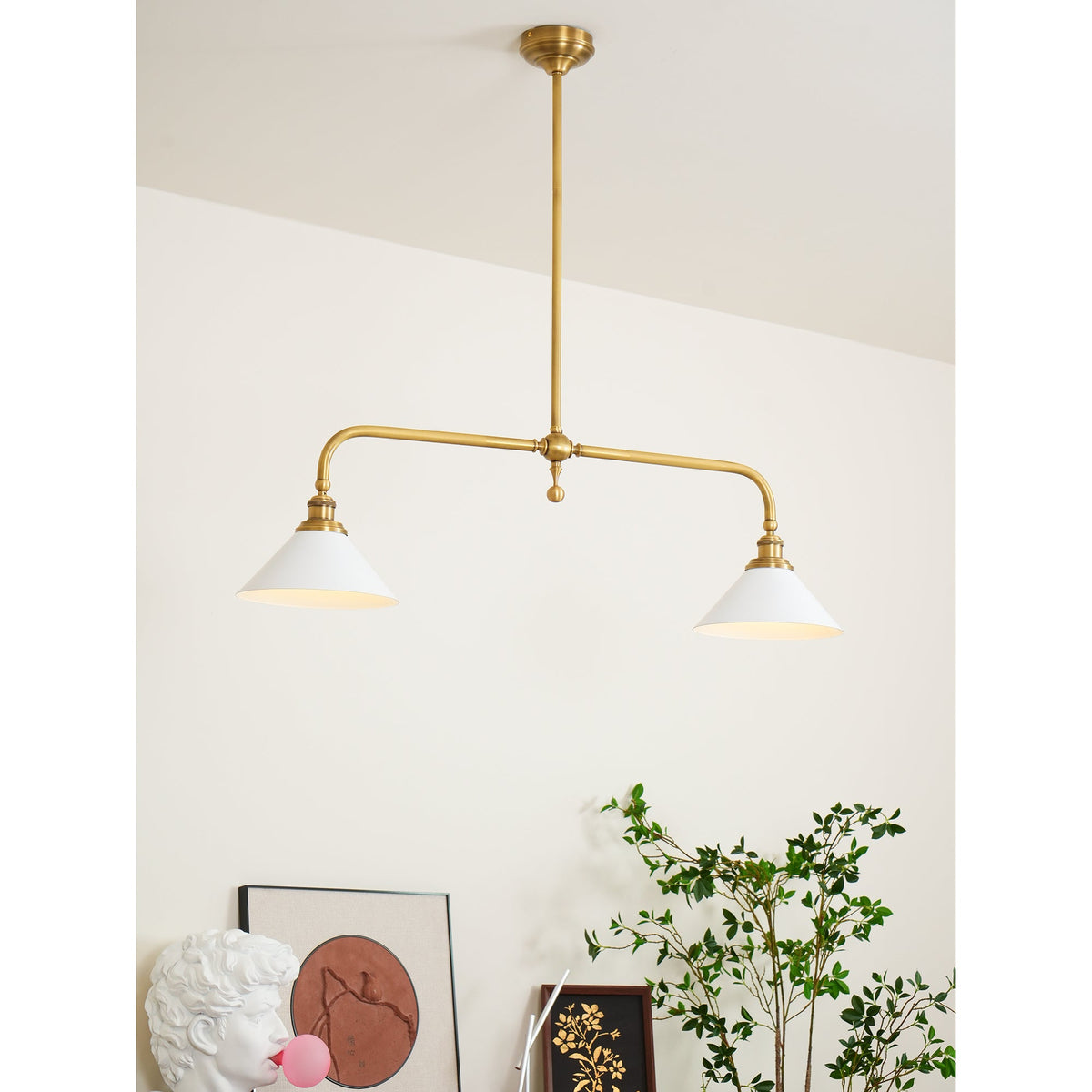 Lámpara colgante de diseño de lujo con pantallas de vidrio blanco para mesa de comedor e isla de cocina, acabado de latón | Sansoti