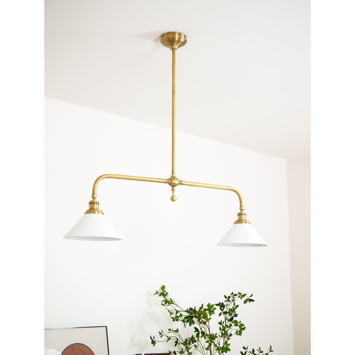 Lámpara colgante de diseño de lujo con pantallas de vidrio blanco para mesa de comedor e isla de cocina, acabado de latón | Sansoti