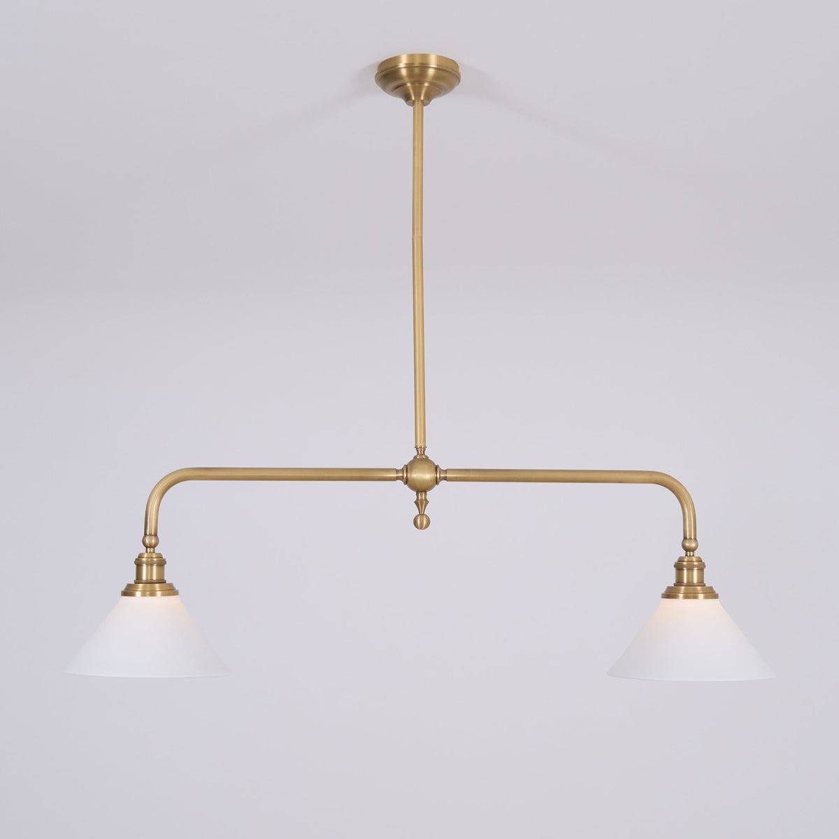 Lámpara colgante de diseño de lujo con pantallas de vidrio blanco para mesa de comedor e isla de cocina, acabado de latón | Sansoti