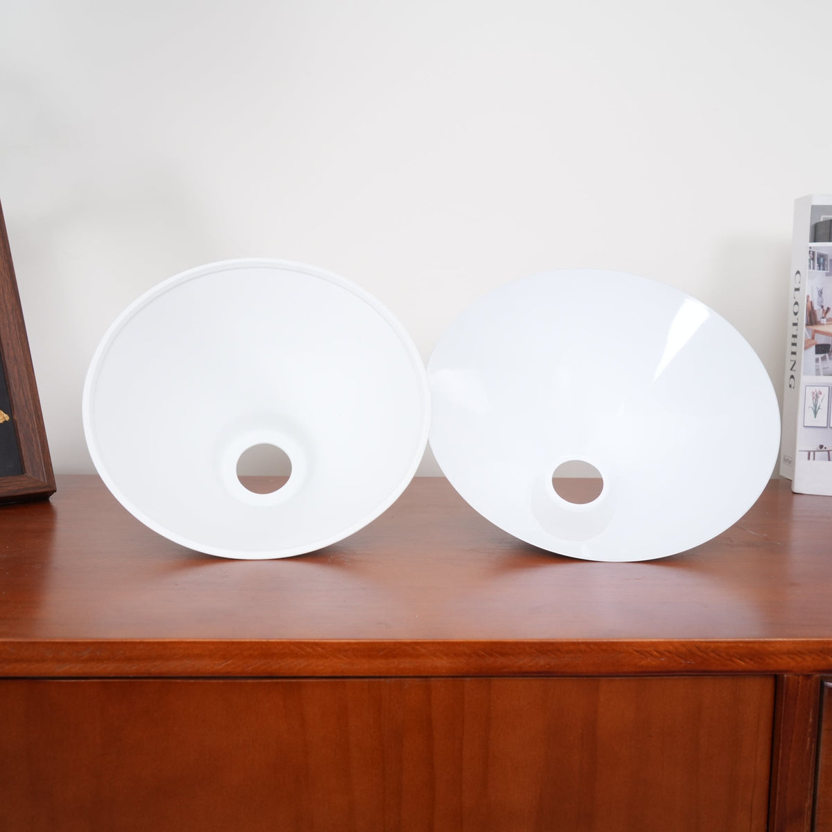 Lámpara colgante de diseño de lujo con pantallas de vidrio blanco para mesa de comedor e isla de cocina, acabado de latón | Sansoti