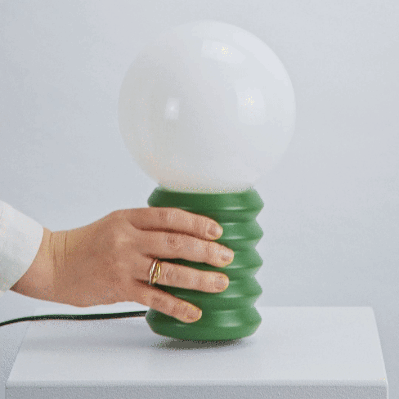 Lampa stołowa z drewna i ryflowanego szkła, retro, 28 cm, leśna zieleń i czerwień, szklana kula, nastrojowe oświetlenie | Sansoti