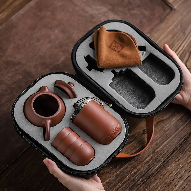 Service à thé de voyage en céramique fait main avec valise de transport, théière, 4 tasses, bouteille de conservation | Sansoti