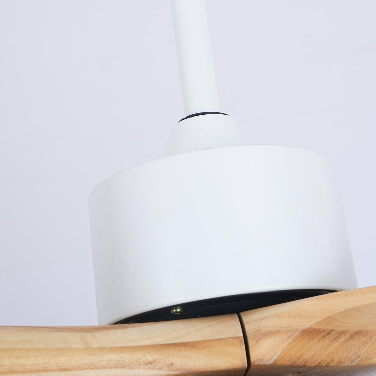 Skandinavischer Deckenventilator mit Beleuchtung Elegance Naturel – Quadratische Holzflügel mit LED-Lampe & Fernbedienung | Sansoti