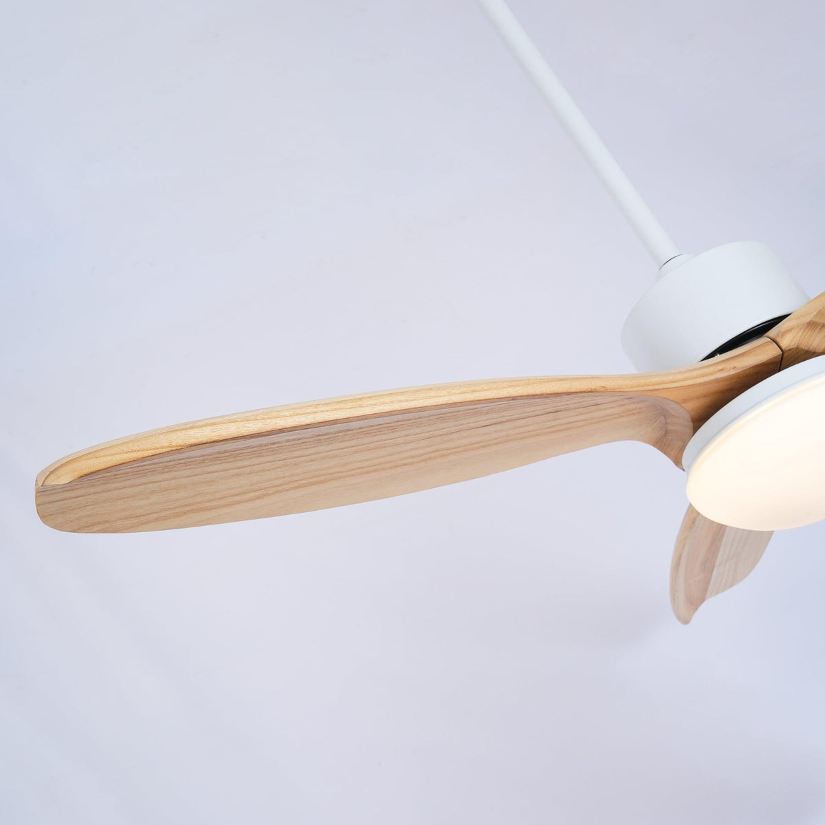 Skandinavischer Deckenventilator mit Beleuchtung Elegance Naturel – Quadratische Holzflügel mit LED-Lampe & Fernbedienung | Sansoti