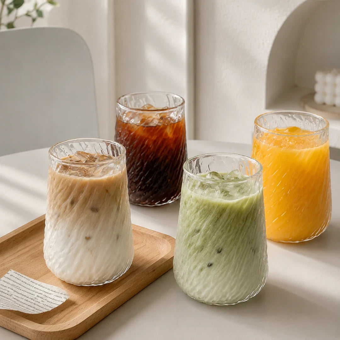 Gedrehtes Glas mit geriffelter Struktur und Glasstrohhalm 400 ml Nachhaltiges hitzebeständiges Trinkglas für Saft | Sansoti