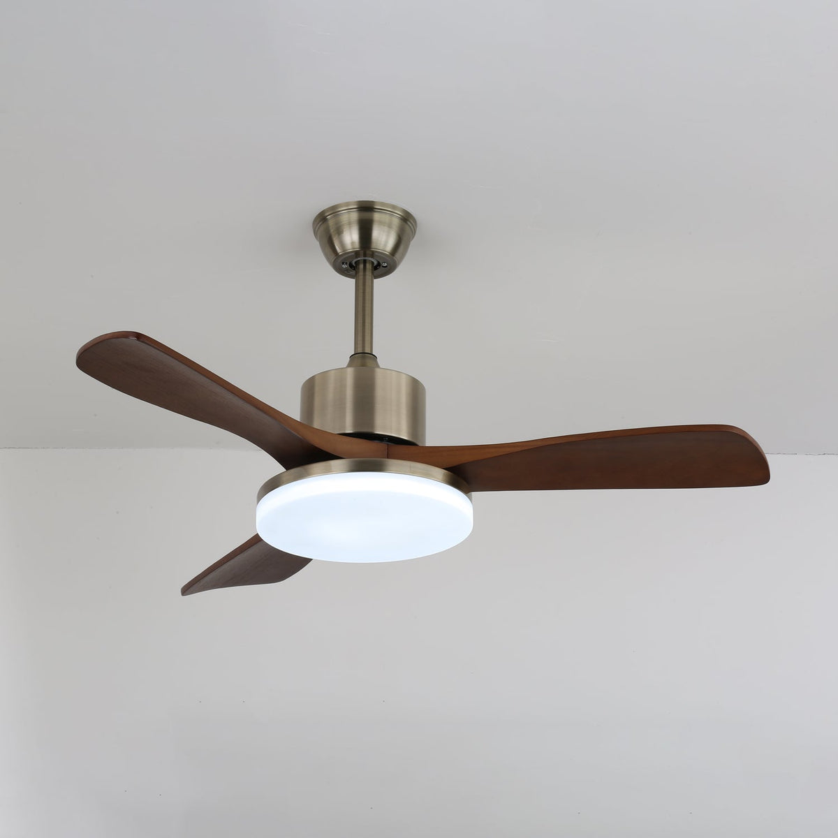 Deckenventilator Selora mit Beleuchtung – Messing & Holz – Modernes Design mit Fernbedienung – 6 Geschwindigkeiten – LED 48W dimmbar – Ø106cm oder Ø132cm – Luxuriöse Deckenlampe & Kühlsystem – Inklusive Fernbedienung | Sansoti