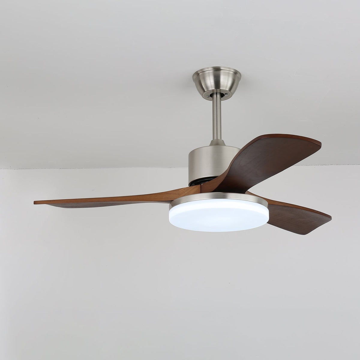 Deckenventilator Selora mit Beleuchtung – Messing & Holz – Modernes Design mit Fernbedienung – 6 Geschwindigkeiten – LED 48W dimmbar – Ø106cm oder Ø132cm – Luxuriöse Deckenlampe & Kühlsystem – Inklusive Fernbedienung | Sansoti