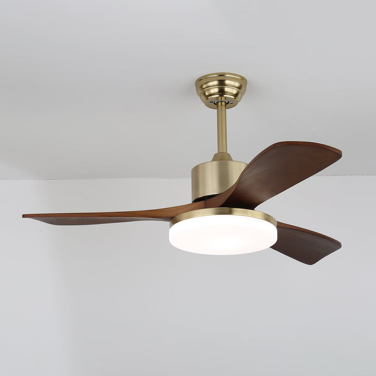 Deckenventilator Selora mit Beleuchtung – Messing & Holz – Modernes Design mit Fernbedienung – 6 Geschwindigkeiten – LED 48W dimmbar – Ø106cm oder Ø132cm – Luxuriöse Deckenlampe & Kühlsystem – Inklusive Fernbedienung | Sansoti