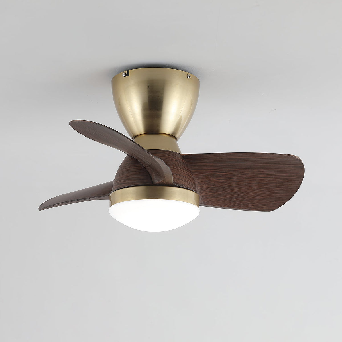 Deckenventilator mit Beleuchtung Elora in Messing und Holz — Minimalistischer Ventilator mit LED-Fernbedienung | Sansoti