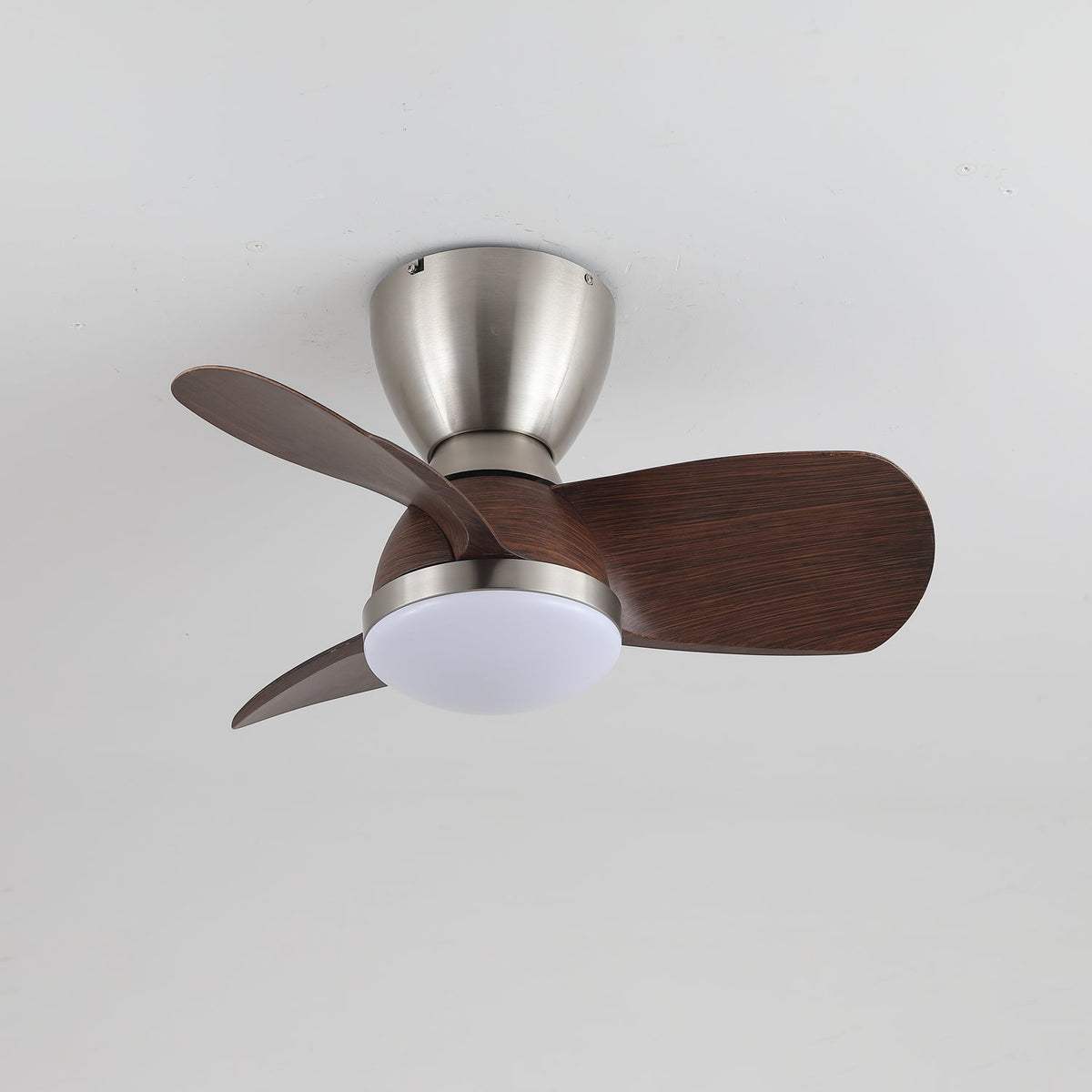 Deckenventilator mit Beleuchtung Elora in Messing und Holz — Minimalistischer Ventilator mit LED-Fernbedienung | Sansoti