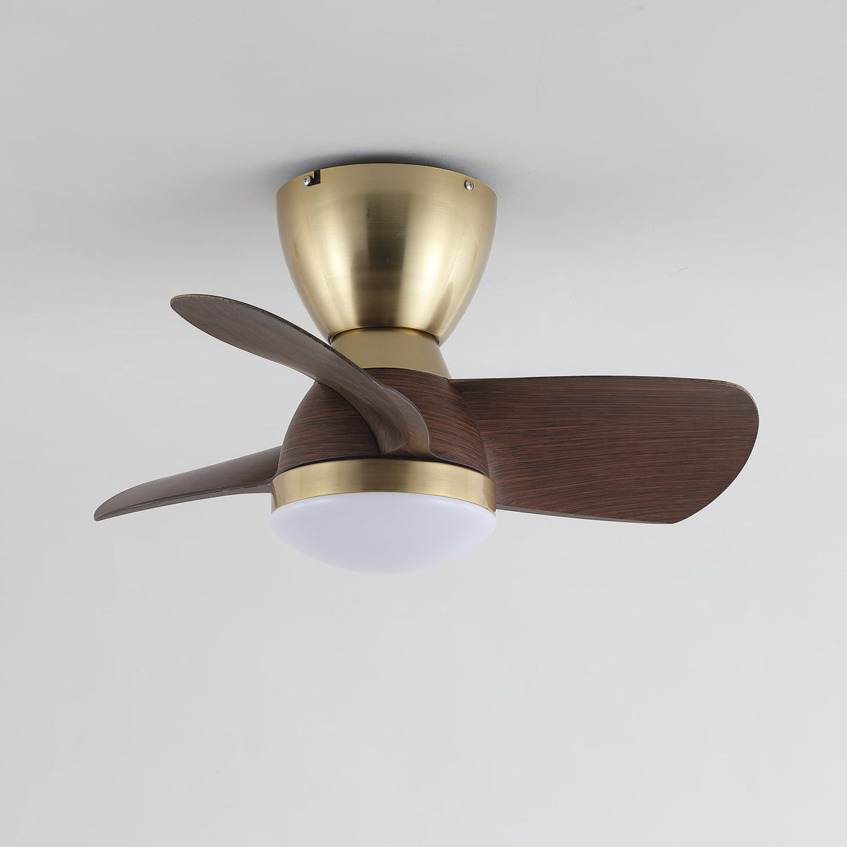 Deckenventilator mit Beleuchtung Elora in Messing und Holz — Minimalistischer Ventilator mit LED-Fernbedienung | Sansoti