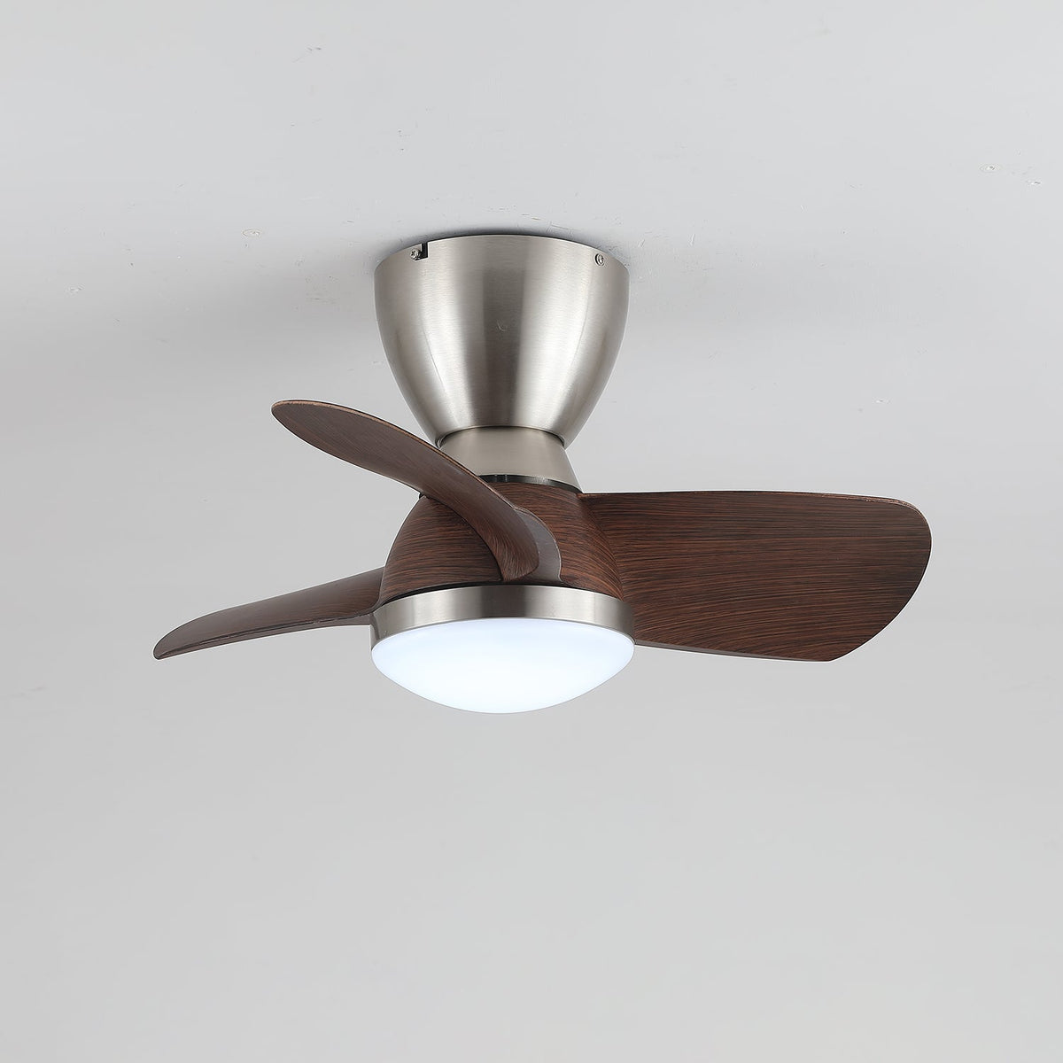 Deckenventilator mit Beleuchtung Elora in Messing und Holz — Minimalistischer Ventilator mit LED-Fernbedienung | Sansoti