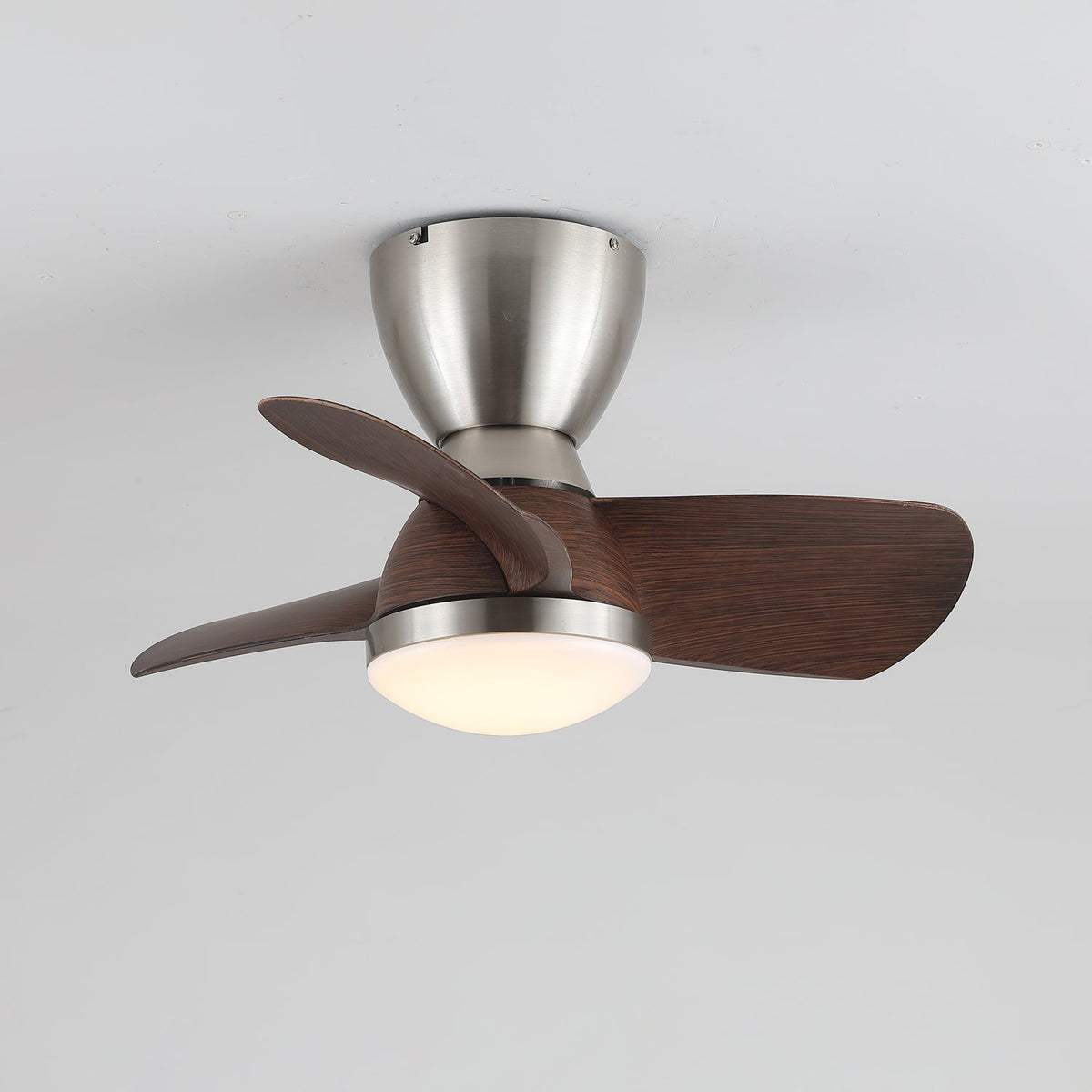 Deckenventilator mit Beleuchtung Elora in Messing und Holz — Minimalistischer Ventilator mit LED-Fernbedienung | Sansoti