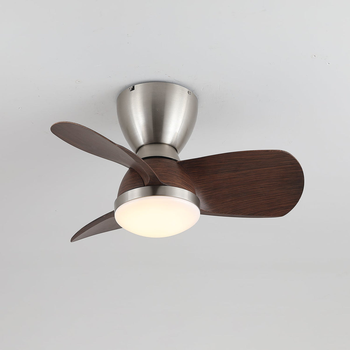 Deckenventilator mit Beleuchtung Elora in Messing und Holz — Minimalistischer Ventilator mit LED-Fernbedienung | Sansoti