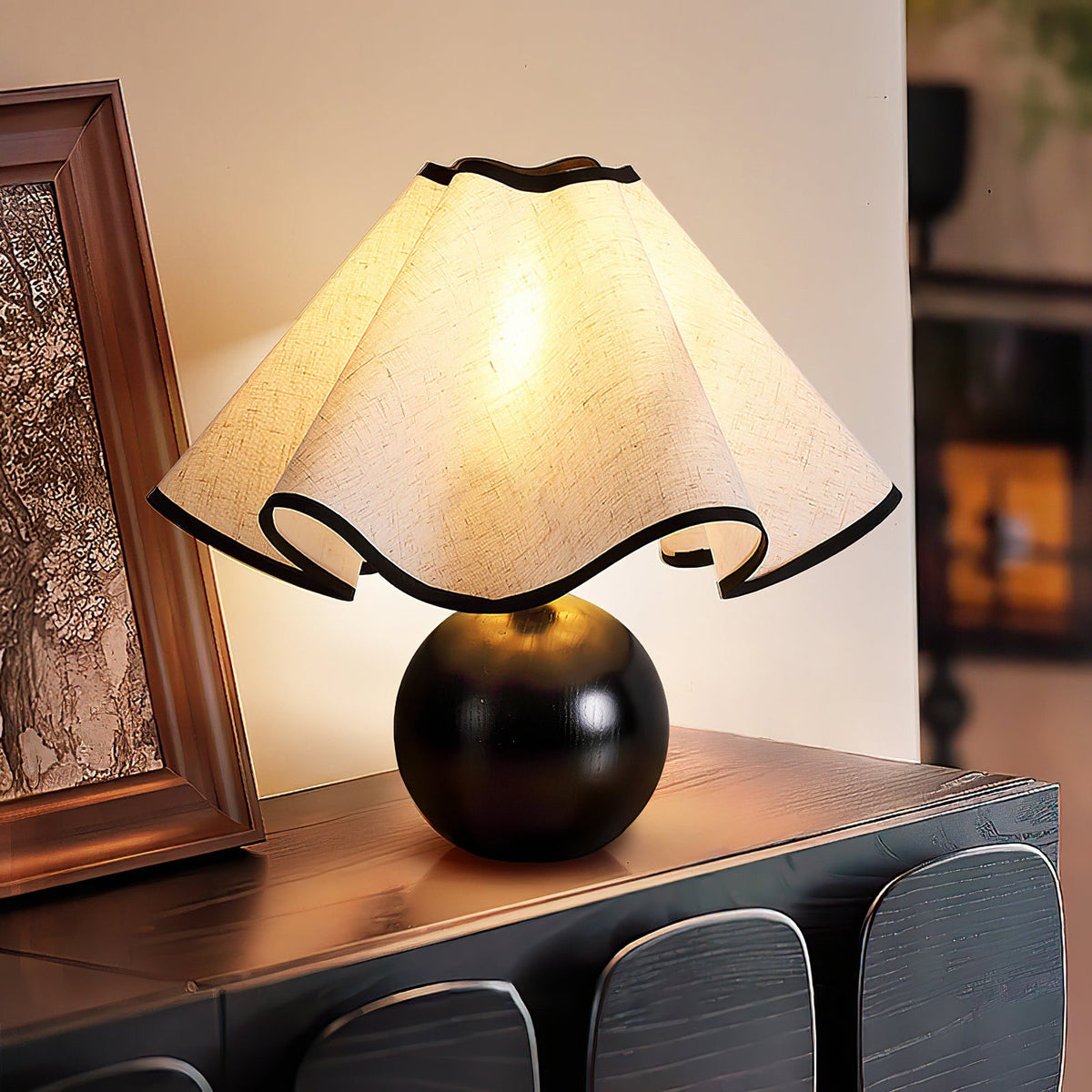 Wavecrest Tischlampe Wellenförmiger Stoffschirm mit Holzfuß ∅15″ E26/E27 Leinenbezug Beige Walnuss Schwarz Inline-Schalter 59″ Kabel Organisches Wellen-Design Sansoti