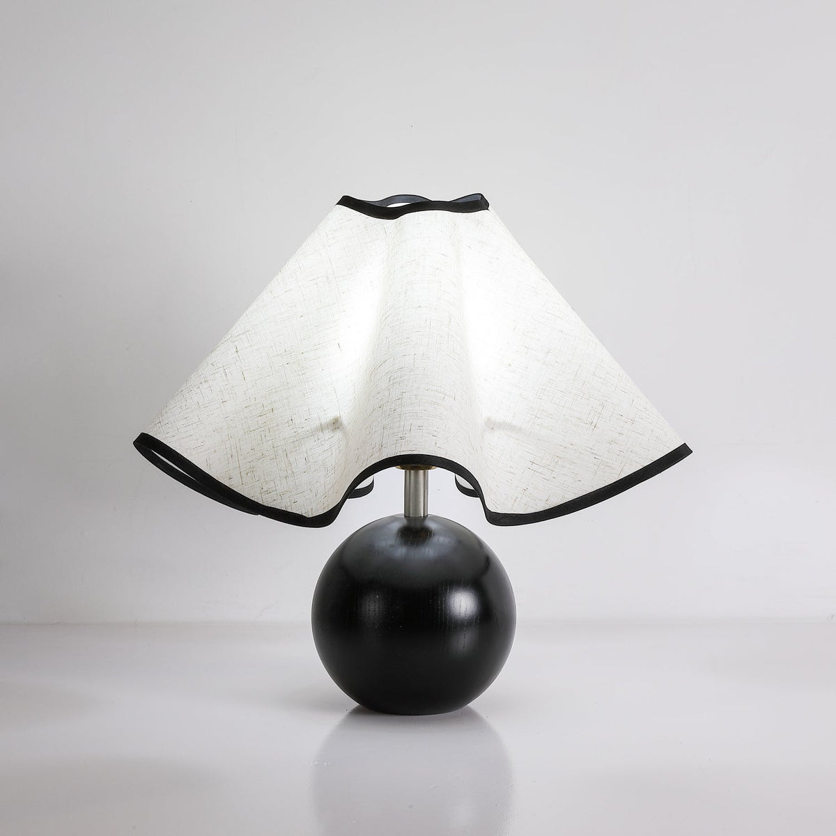 Wavecrest Tischlampe Wellenförmiger Stoffschirm mit Holzfuß ∅15″ E26/E27 Leinenbezug Beige Walnuss Schwarz Inline-Schalter 59″ Kabel Organisches Wellen-Design Sansoti