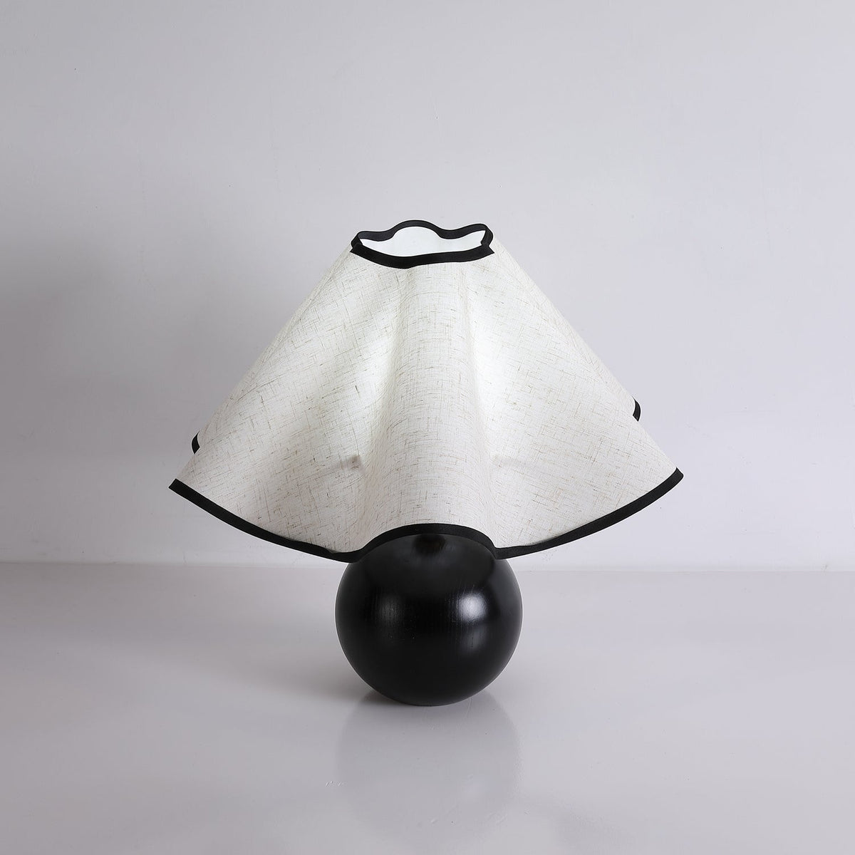 Wavecrest Tischlampe Wellenförmiger Stoffschirm mit Holzfuß ∅15″ E26/E27 Leinenbezug Beige Walnuss Schwarz Inline-Schalter 59″ Kabel Organisches Wellen-Design Sansoti