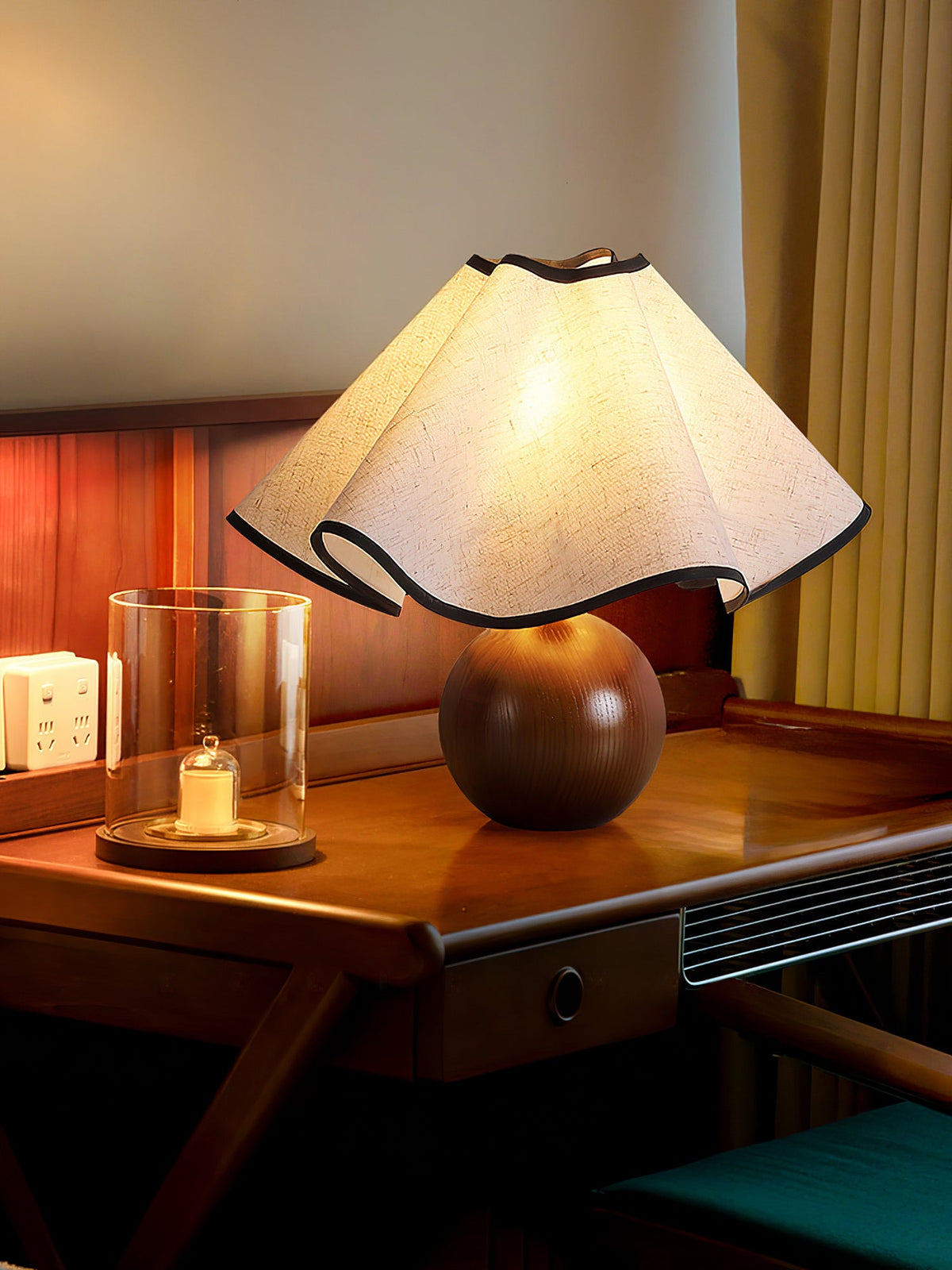 Wavecrest Tischlampe Wellenförmiger Stoffschirm mit Holzfuß ∅15″ E26/E27 Leinenbezug Beige Walnuss Schwarz Inline-Schalter 59″ Kabel Organisches Wellen-Design Sansoti