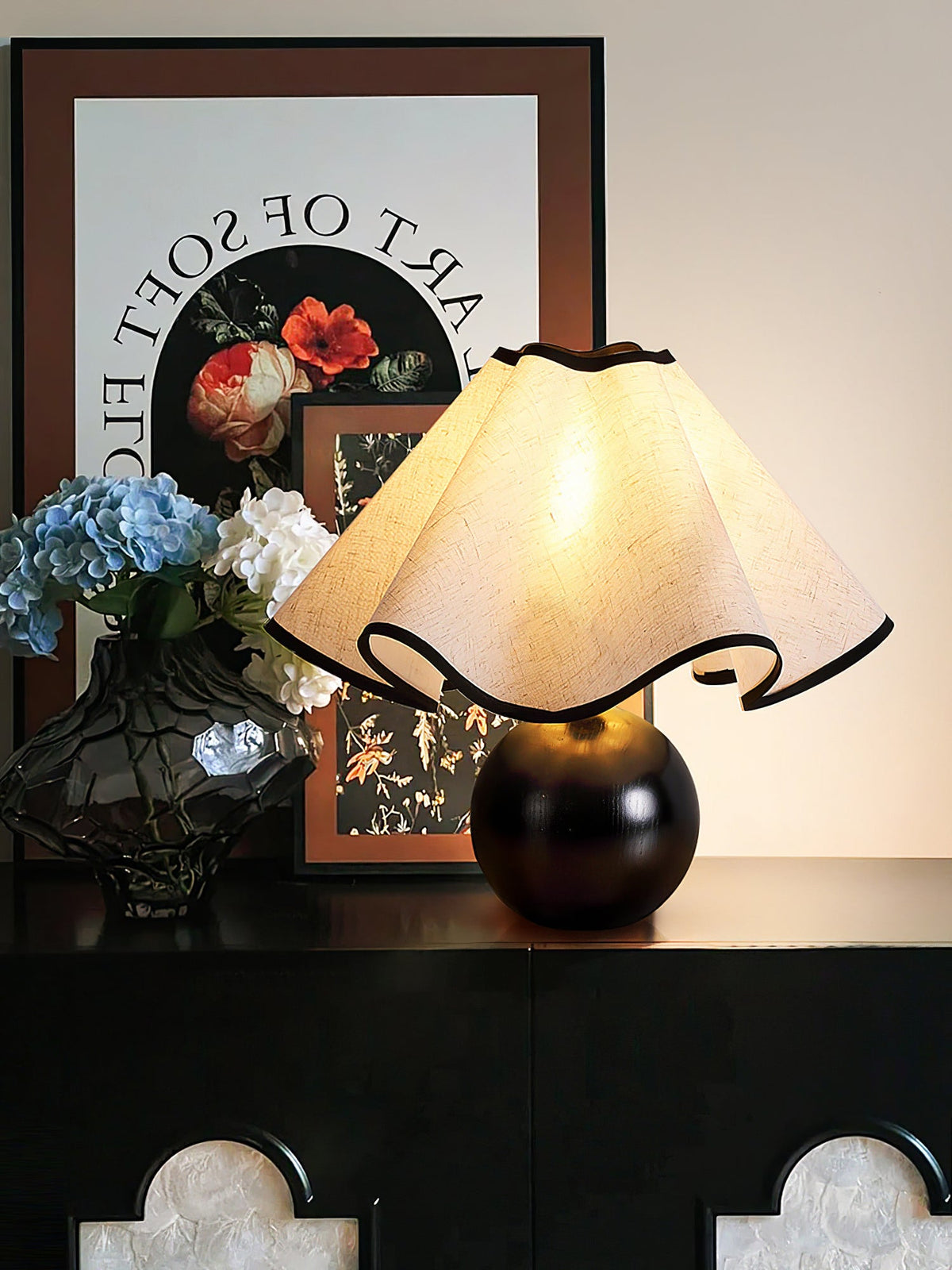 Wavecrest Tischlampe Wellenförmiger Stoffschirm mit Holzfuß ∅15″ E26/E27 Leinenbezug Beige Walnuss Schwarz Inline-Schalter 59″ Kabel Organisches Wellen-Design Sansoti