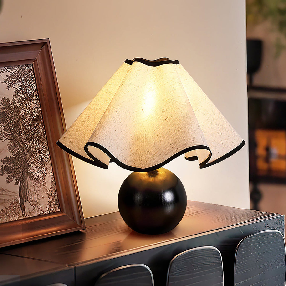 Wavecrest Tischlampe Wellenförmiger Stoffschirm mit Holzfuß ∅15″ E26/E27 Leinenbezug Beige Walnuss Schwarz Inline-Schalter 59″ Kabel Organisches Wellen-Design Sansoti