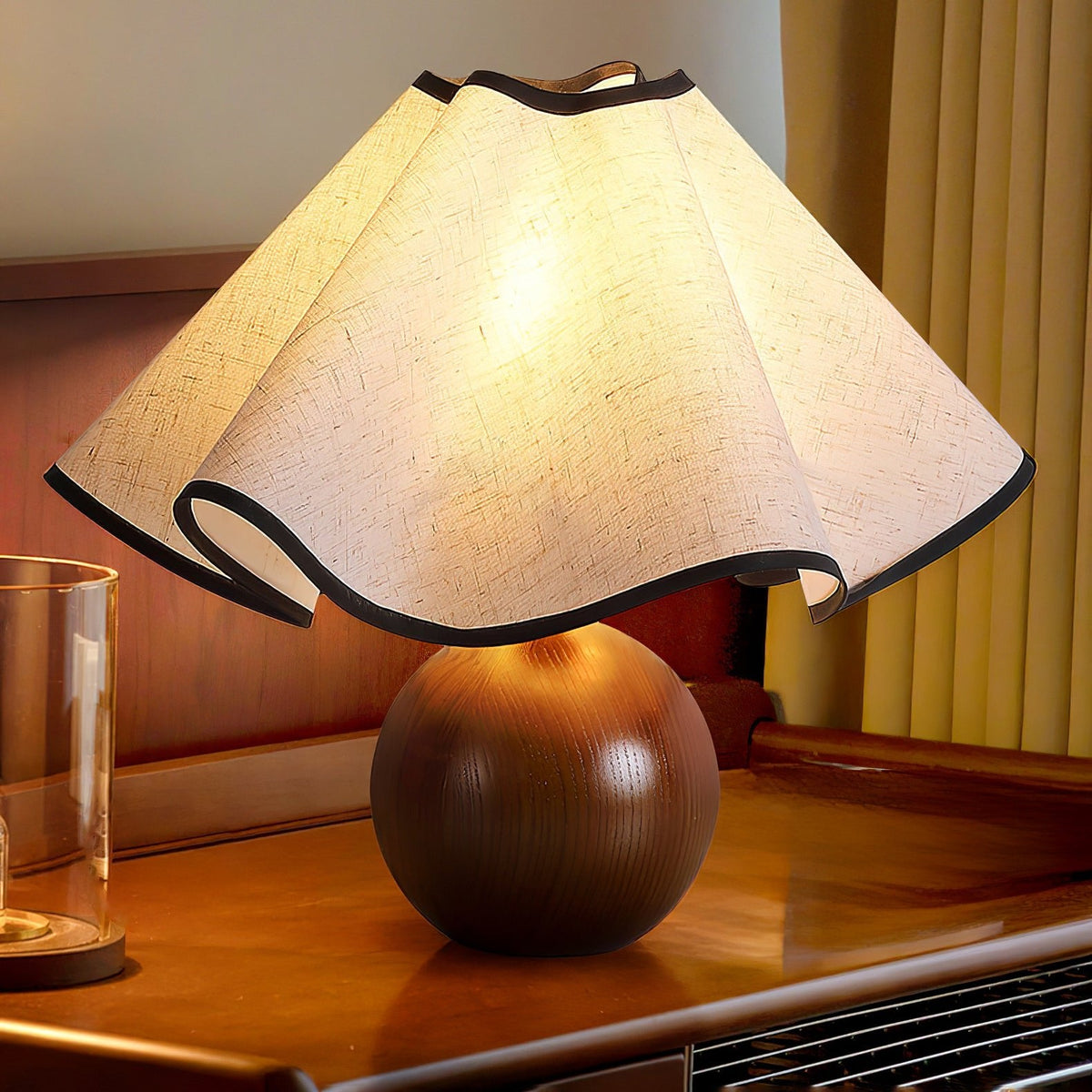 Wavecrest Tischlampe Wellenförmiger Stoffschirm mit Holzfuß ∅15″ E26/E27 Leinenbezug Beige Walnuss Schwarz Inline-Schalter 59″ Kabel Organisches Wellen-Design Sansoti