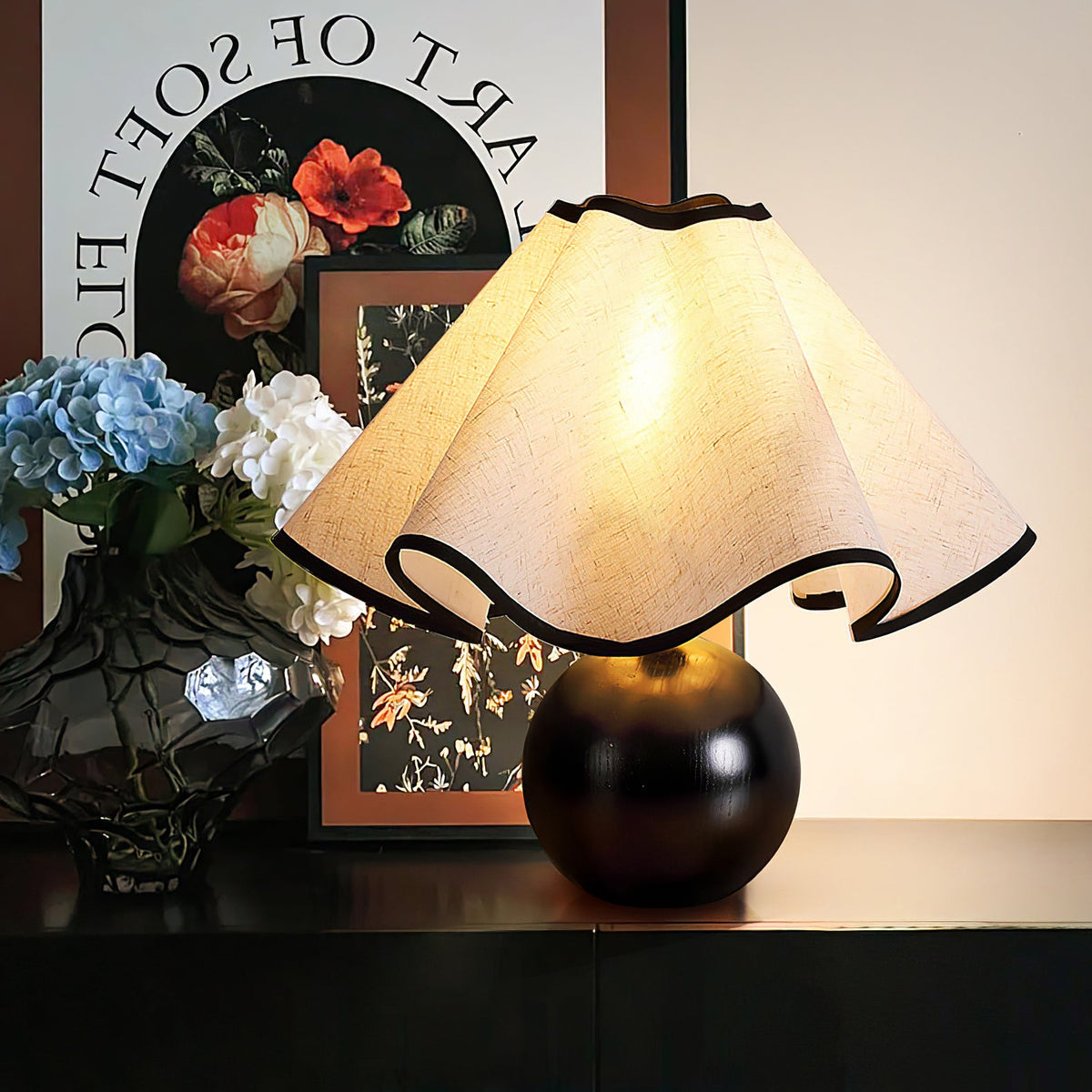 Wavecrest Tischlampe Wellenförmiger Stoffschirm mit Holzfuß ∅15″ E26/E27 Leinenbezug Beige Walnuss Schwarz Inline-Schalter 59″ Kabel Organisches Wellen-Design Sansoti