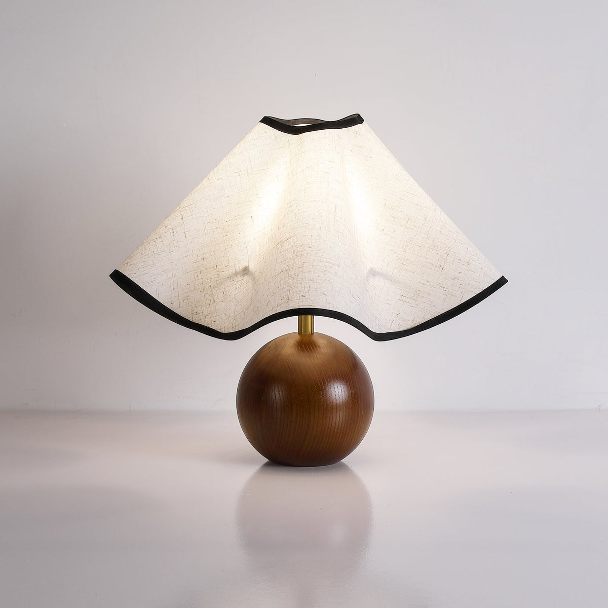 Wavecrest Tischlampe Wellenförmiger Stoffschirm mit Holzfuß ∅15″ E26/E27 Leinenbezug Beige Walnuss Schwarz Inline-Schalter 59″ Kabel Organisches Wellen-Design Sansoti