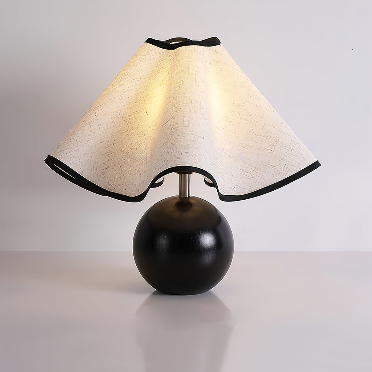 Wavecrest Tischlampe Wellenförmiger Stoffschirm mit Holzfuß ∅15″ E26/E27 Leinenbezug Beige Walnuss Schwarz Inline-Schalter 59″ Kabel Organisches Wellen-Design Sansoti