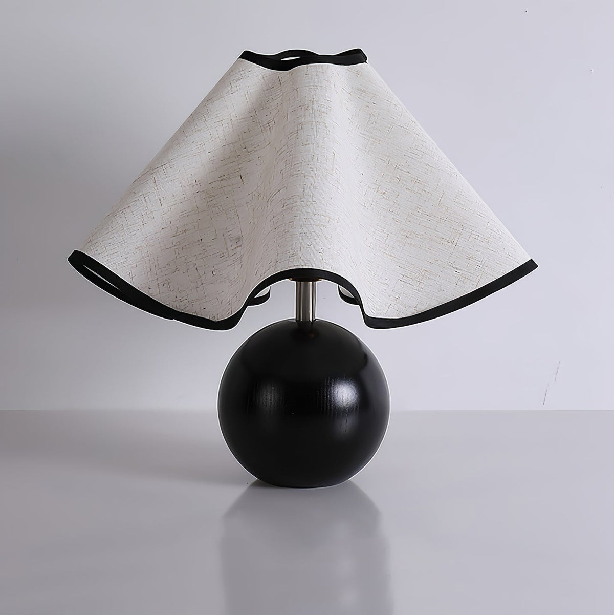 Wavecrest Tischlampe Wellenförmiger Stoffschirm mit Holzfuß ∅15″ E26/E27 Leinenbezug Beige Walnuss Schwarz Inline-Schalter 59″ Kabel Organisches Wellen-Design Sansoti