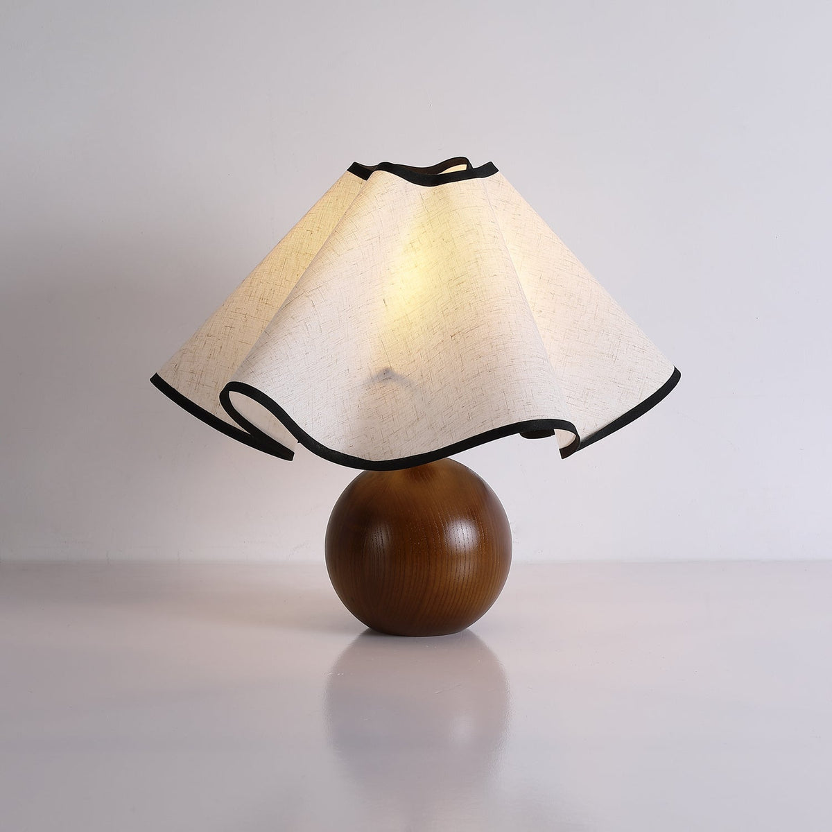 Wavecrest Tischlampe Wellenförmiger Stoffschirm mit Holzfuß ∅15″ E26/E27 Leinenbezug Beige Walnuss Schwarz Inline-Schalter 59″ Kabel Organisches Wellen-Design Sansoti