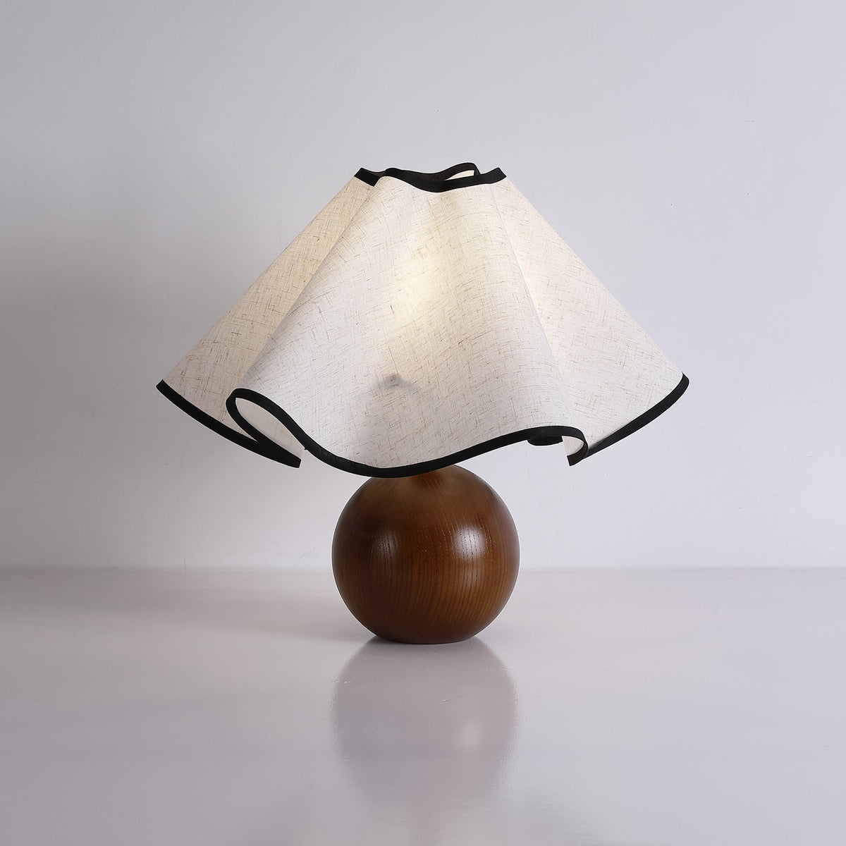 Wavecrest Tischlampe Wellenförmiger Stoffschirm mit Holzfuß ∅15″ E26/E27 Leinenbezug Beige Walnuss Schwarz Inline-Schalter 59″ Kabel Organisches Wellen-Design Sansoti