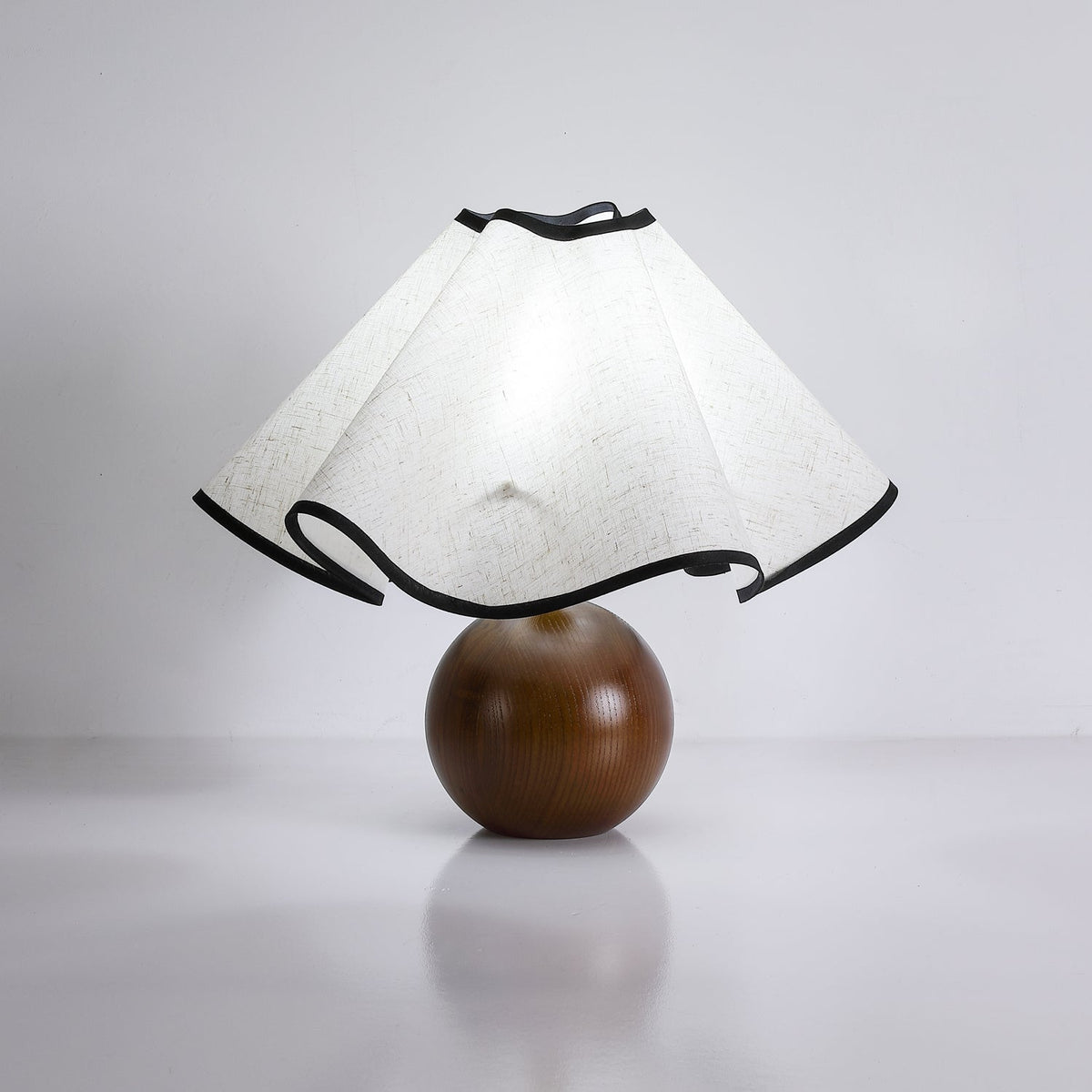 Wavecrest Tischlampe Wellenförmiger Stoffschirm mit Holzfuß ∅15″ E26/E27 Leinenbezug Beige Walnuss Schwarz Inline-Schalter 59″ Kabel Organisches Wellen-Design Sansoti