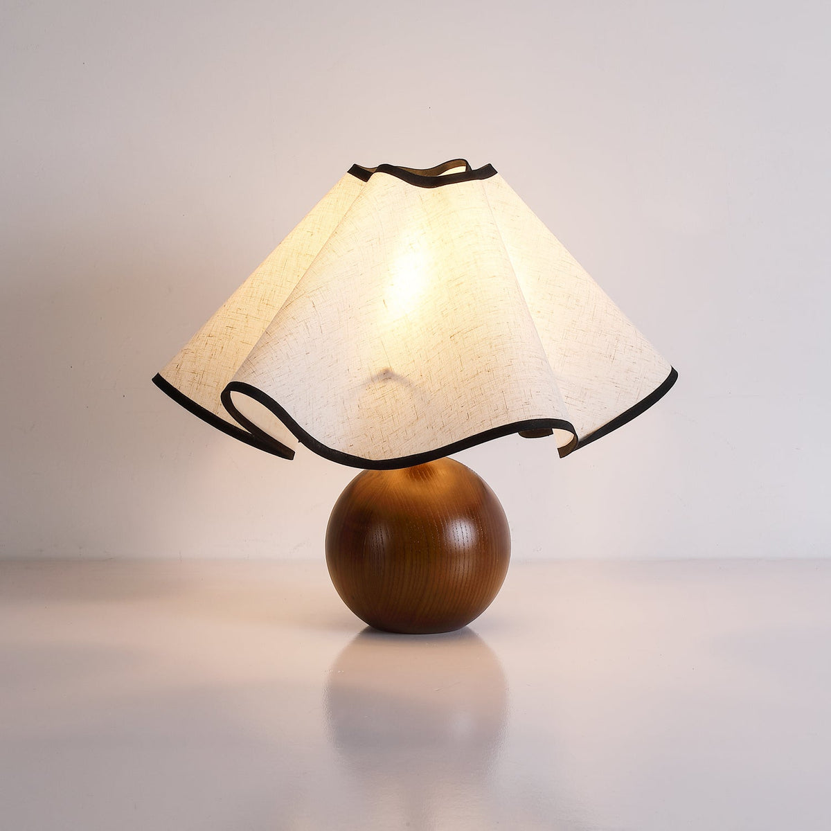Wavecrest Tischlampe Wellenförmiger Stoffschirm mit Holzfuß ∅15″ E26/E27 Leinenbezug Beige Walnuss Schwarz Inline-Schalter 59″ Kabel Organisches Wellen-Design Sansoti