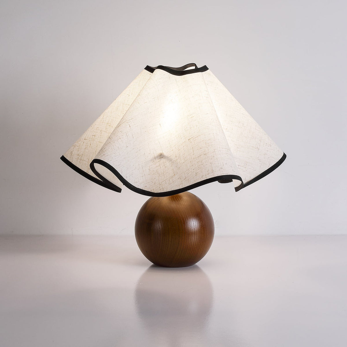 Wavecrest Tischlampe Wellenförmiger Stoffschirm mit Holzfuß ∅15″ E26/E27 Leinenbezug Beige Walnuss Schwarz Inline-Schalter 59″ Kabel Organisches Wellen-Design Sansoti